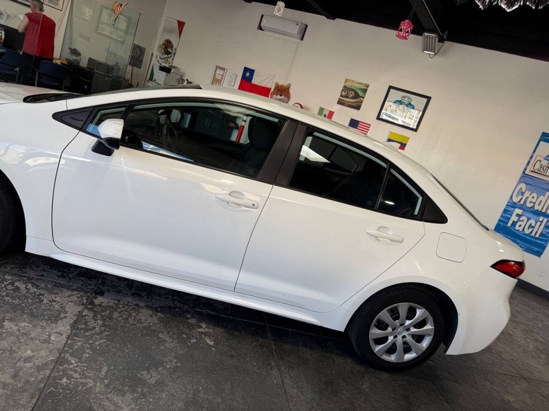 Toyota Corolla Vehicle Full-screen Gallery Image 18