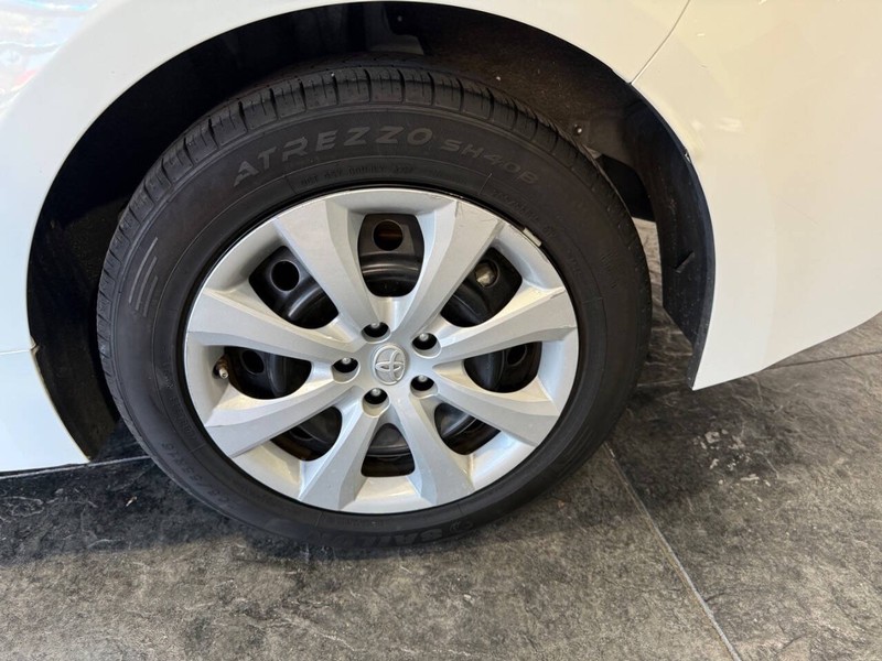 Toyota Corolla Vehicle Full-screen Gallery Image 36