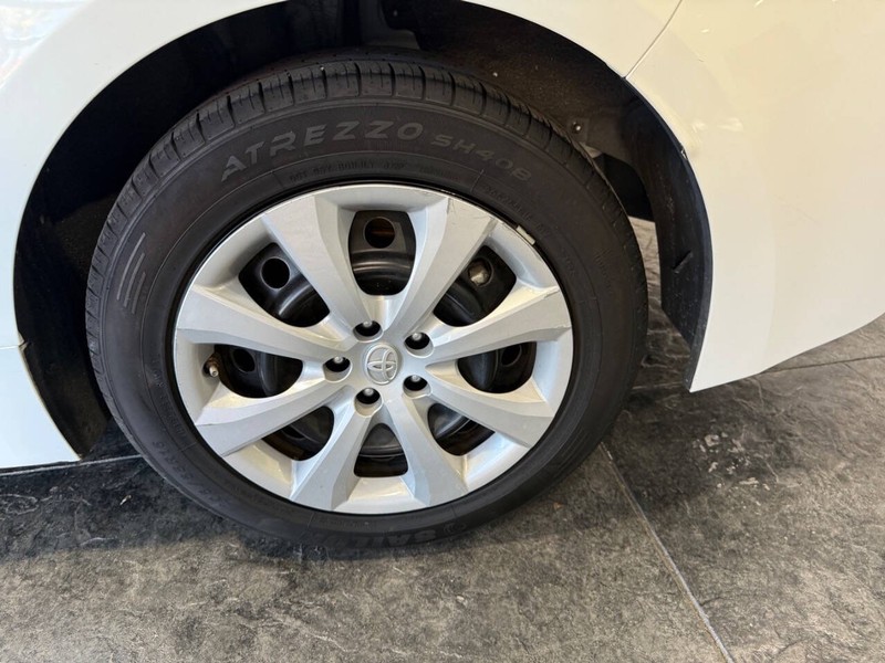 Toyota Corolla Vehicle Full-screen Gallery Image 40