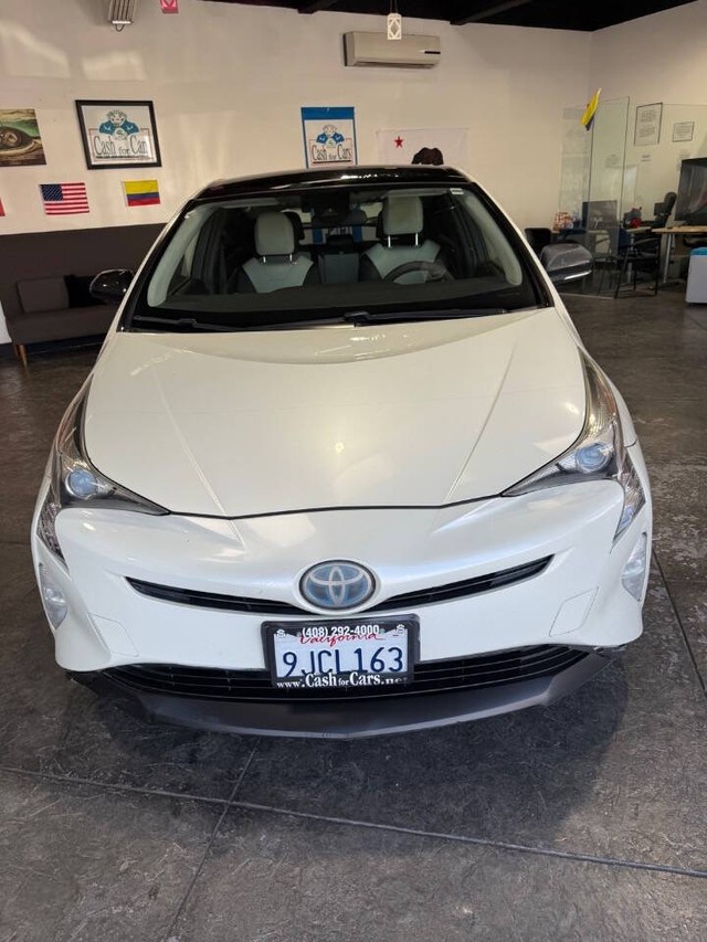 Toyota Prius Vehicle Full-screen Gallery Image 02