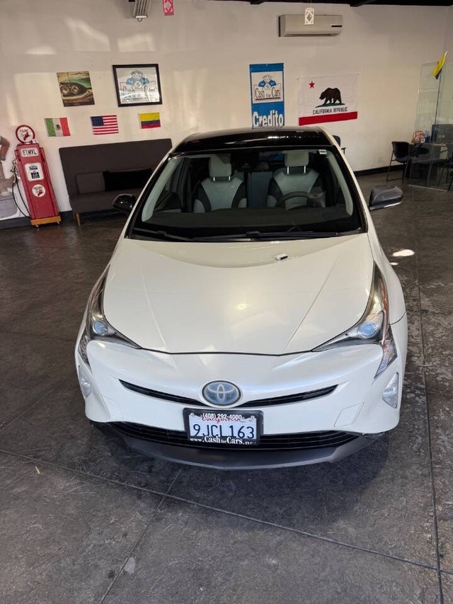 Toyota Prius Vehicle Full-screen Gallery Image 03