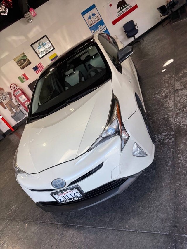 Toyota Prius Vehicle Full-screen Gallery Image 05