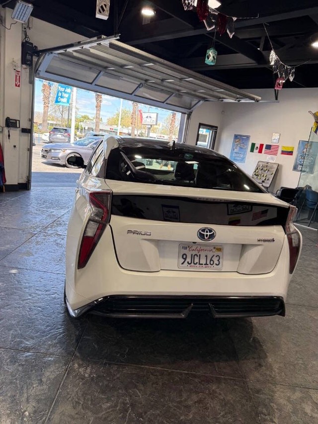 Toyota Prius Vehicle Full-screen Gallery Image 15