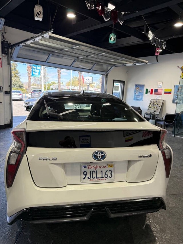 Toyota Prius Vehicle Full-screen Gallery Image 17