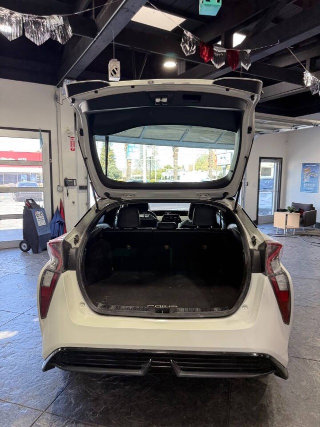 Toyota Prius Vehicle Full-screen Gallery Image 19