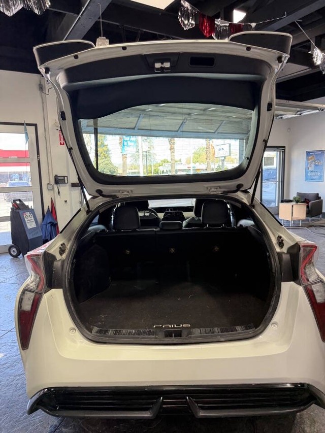 Toyota Prius Vehicle Full-screen Gallery Image 20