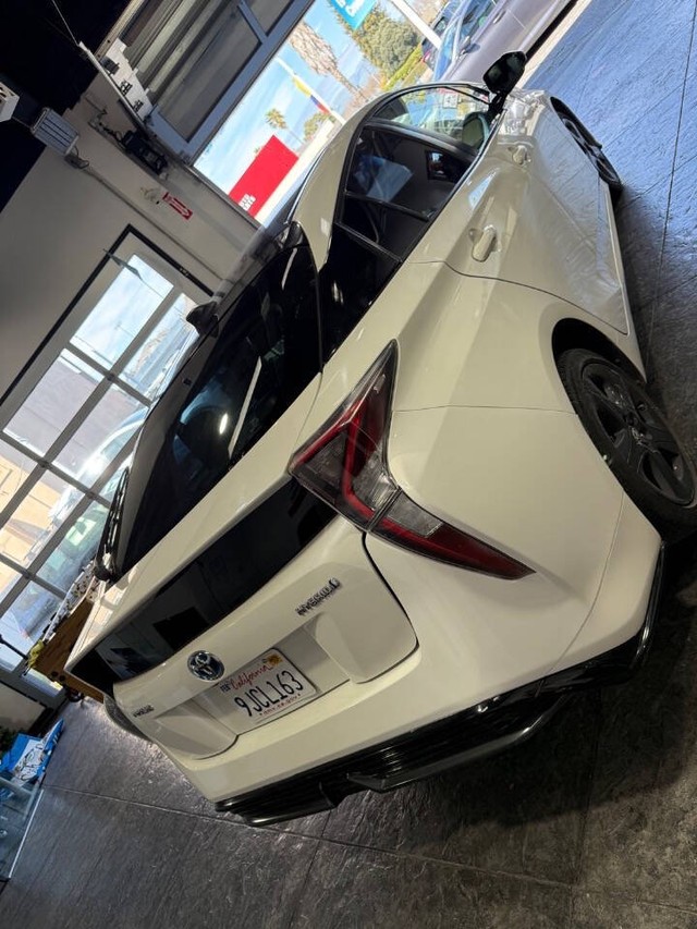 Toyota Prius Vehicle Full-screen Gallery Image 21