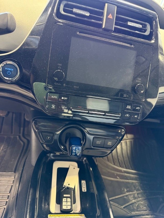 Toyota Prius Vehicle Full-screen Gallery Image 35