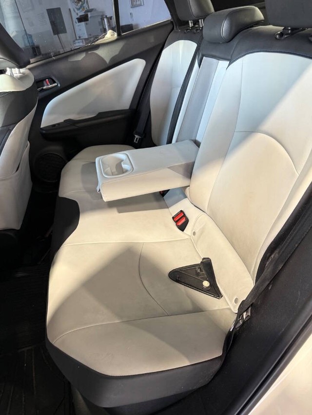 Toyota Prius Vehicle Full-screen Gallery Image 36