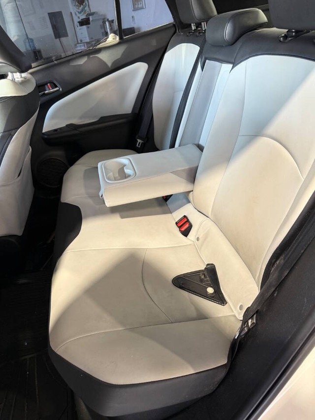 Toyota Prius Vehicle Full-screen Gallery Image 37