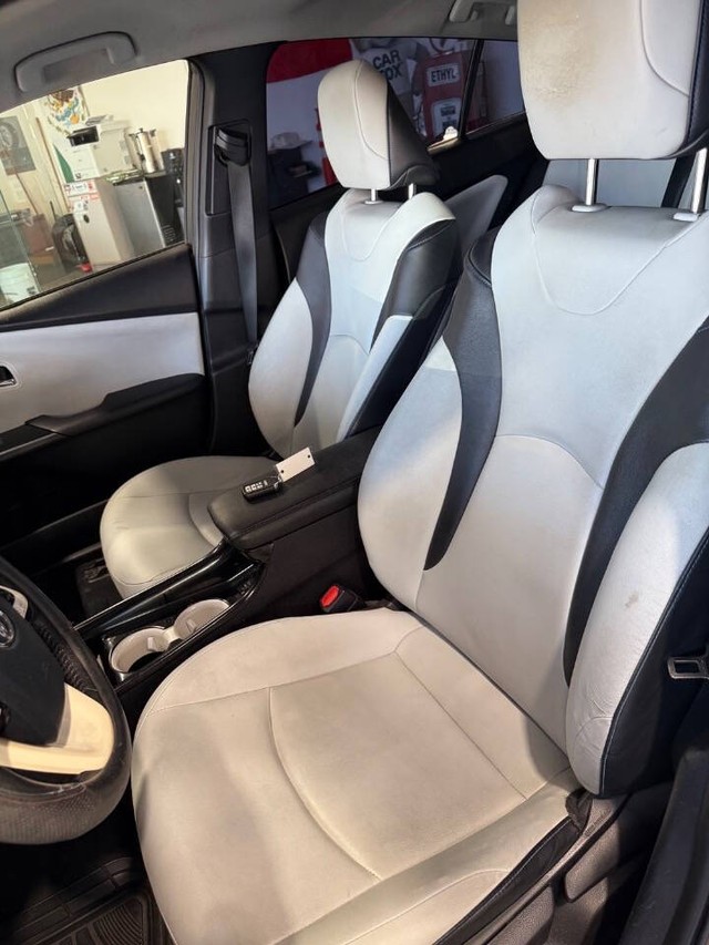 Toyota Prius Vehicle Full-screen Gallery Image 39