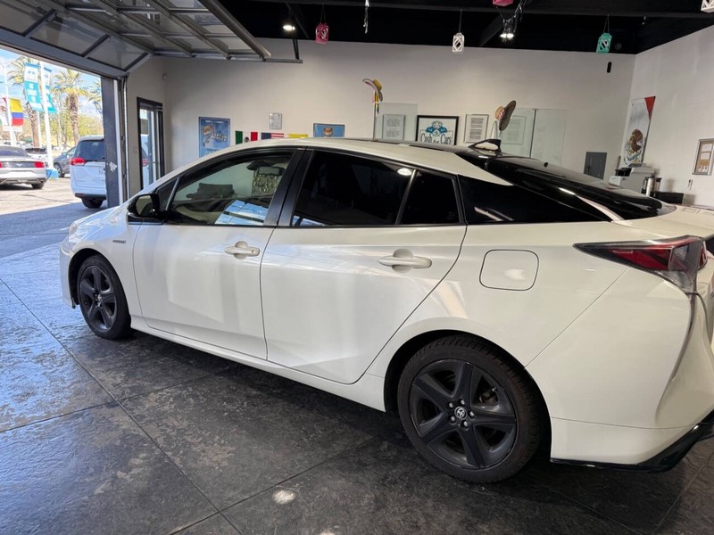 Toyota Prius Vehicle Full-screen Gallery Image 10