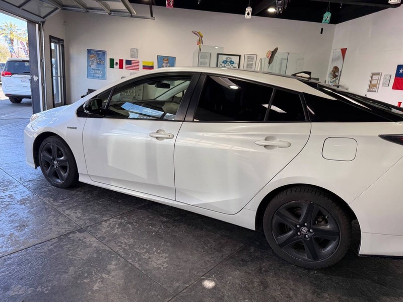 Toyota Prius Vehicle Full-screen Gallery Image 11