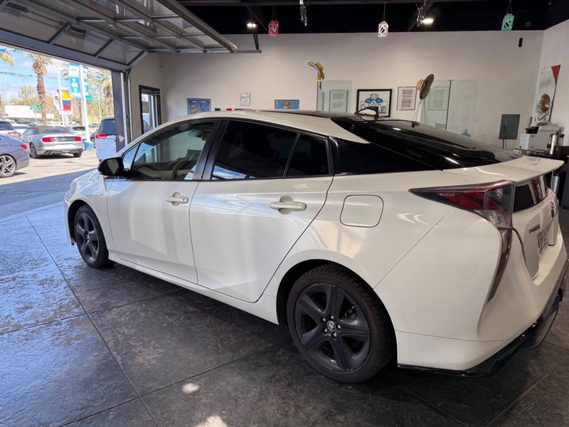 Toyota Prius Vehicle Full-screen Gallery Image 12