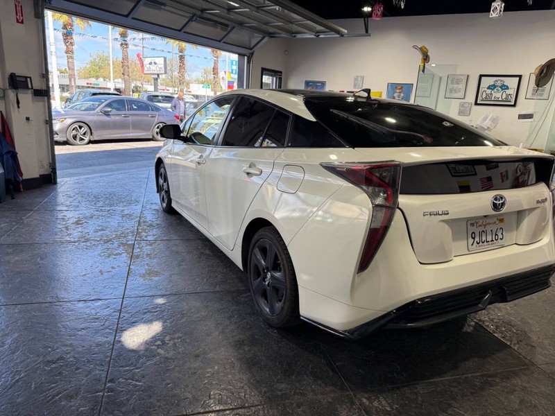 Toyota Prius Vehicle Full-screen Gallery Image 14