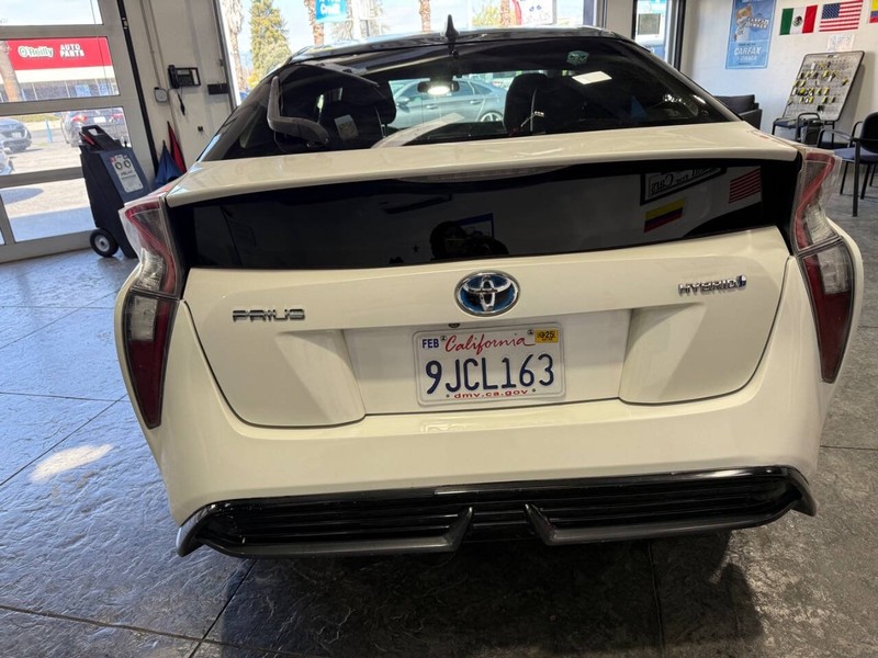 Toyota Prius Vehicle Full-screen Gallery Image 16