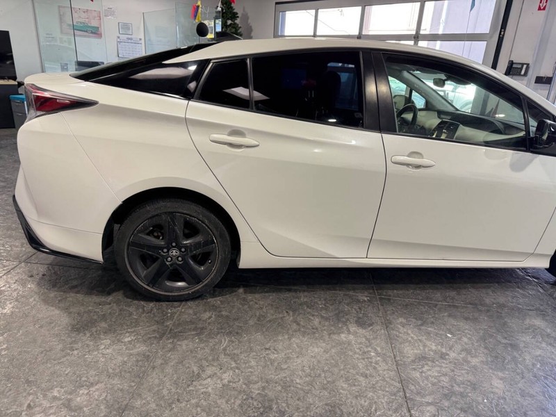 Toyota Prius Vehicle Full-screen Gallery Image 23