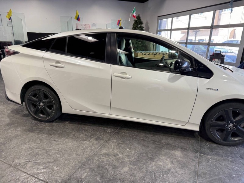 Toyota Prius Vehicle Full-screen Gallery Image 27