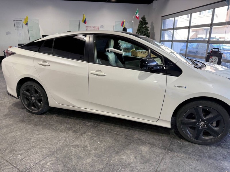 Toyota Prius Vehicle Full-screen Gallery Image 28