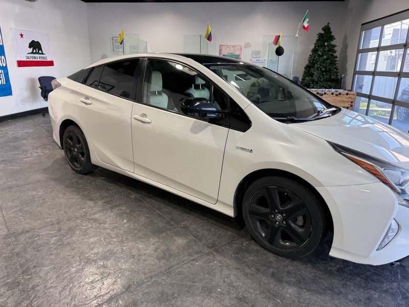 Toyota Prius Vehicle Full-screen Gallery Image 29