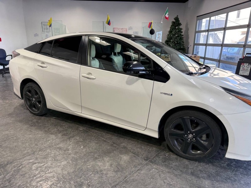 Toyota Prius Vehicle Full-screen Gallery Image 30