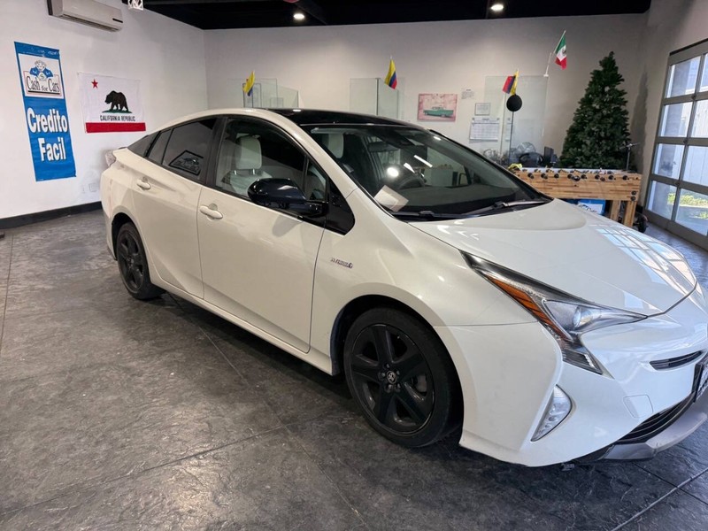 Toyota Prius Vehicle Full-screen Gallery Image 31