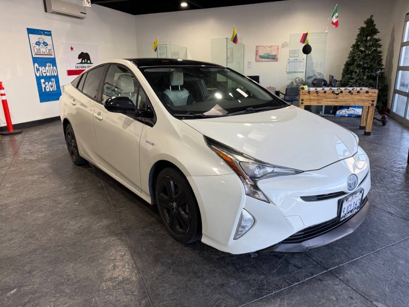 Toyota Prius Vehicle Full-screen Gallery Image 32