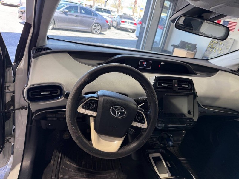 Toyota Prius Vehicle Full-screen Gallery Image 33