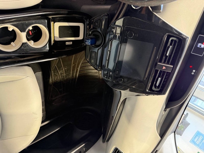 Toyota Prius Vehicle Full-screen Gallery Image 34