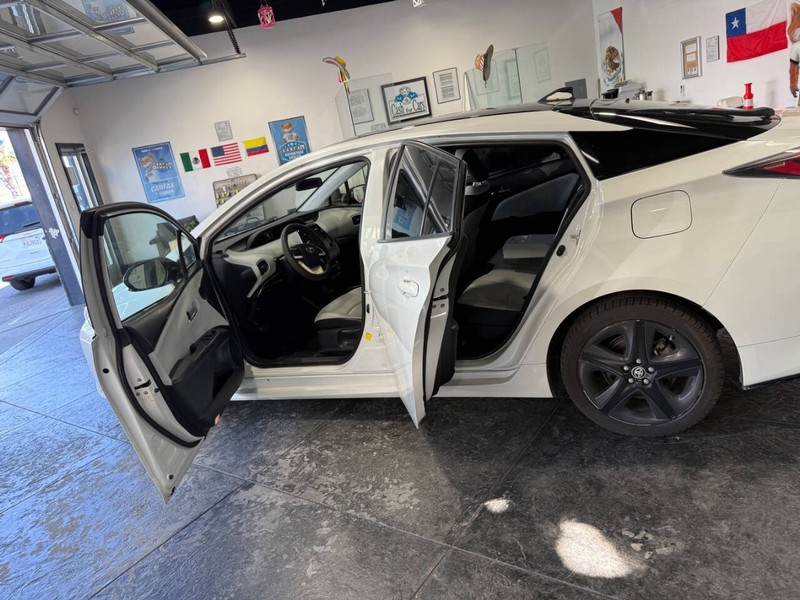 Toyota Prius Vehicle Full-screen Gallery Image 40