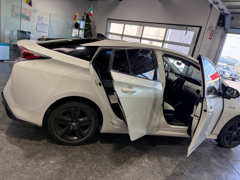 Toyota Prius Vehicle Full-screen Gallery Image 43