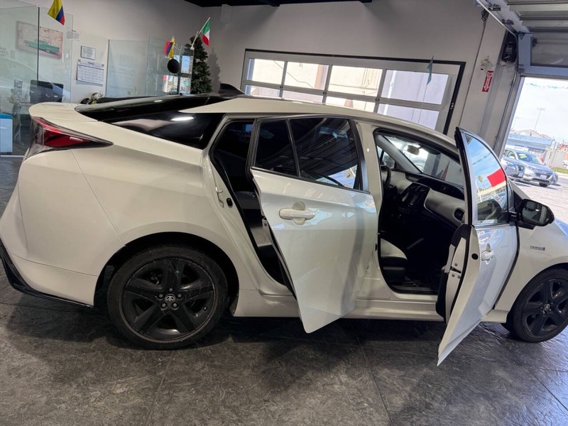 Toyota Prius Vehicle Full-screen Gallery Image 44