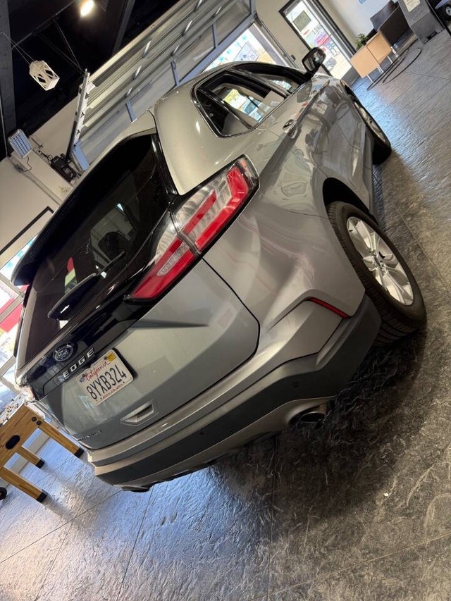 Ford Edge Vehicle Full-screen Gallery Image 24