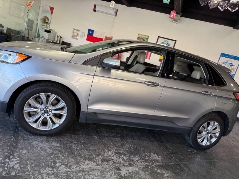 Ford Edge Vehicle Full-screen Gallery Image 09