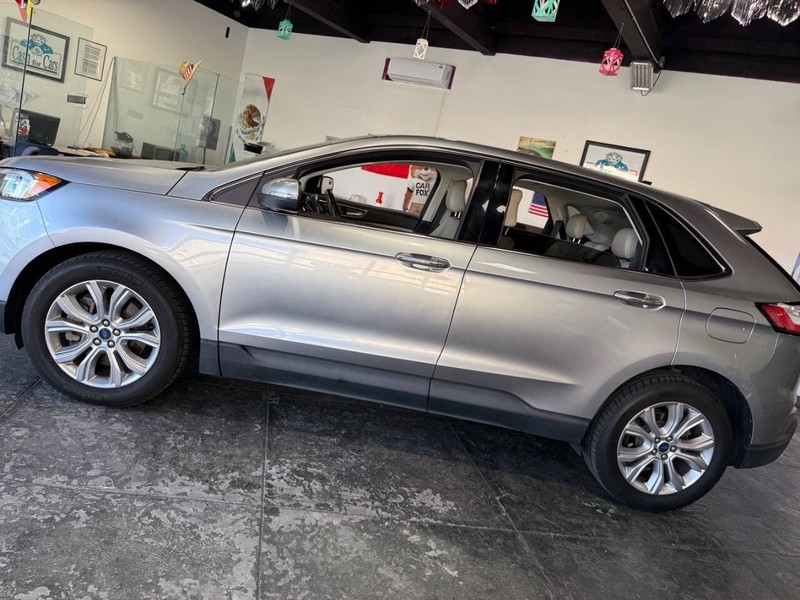 Ford Edge Vehicle Full-screen Gallery Image 12