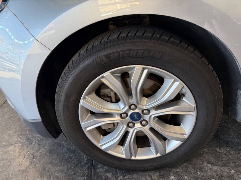 Ford Edge Vehicle Full-screen Gallery Image 21