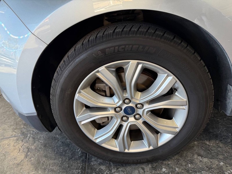 Ford Edge Vehicle Full-screen Gallery Image 25