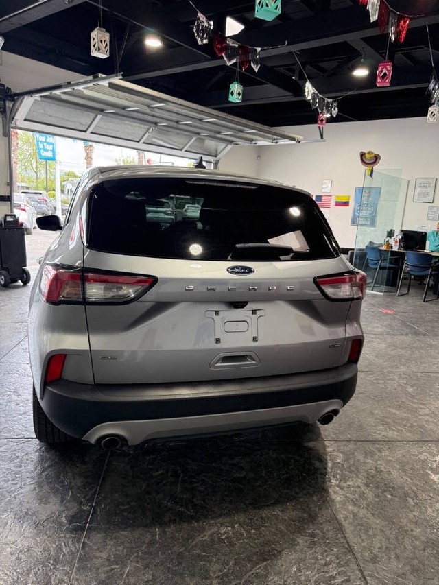 Ford Escape Vehicle Full-screen Gallery Image 23