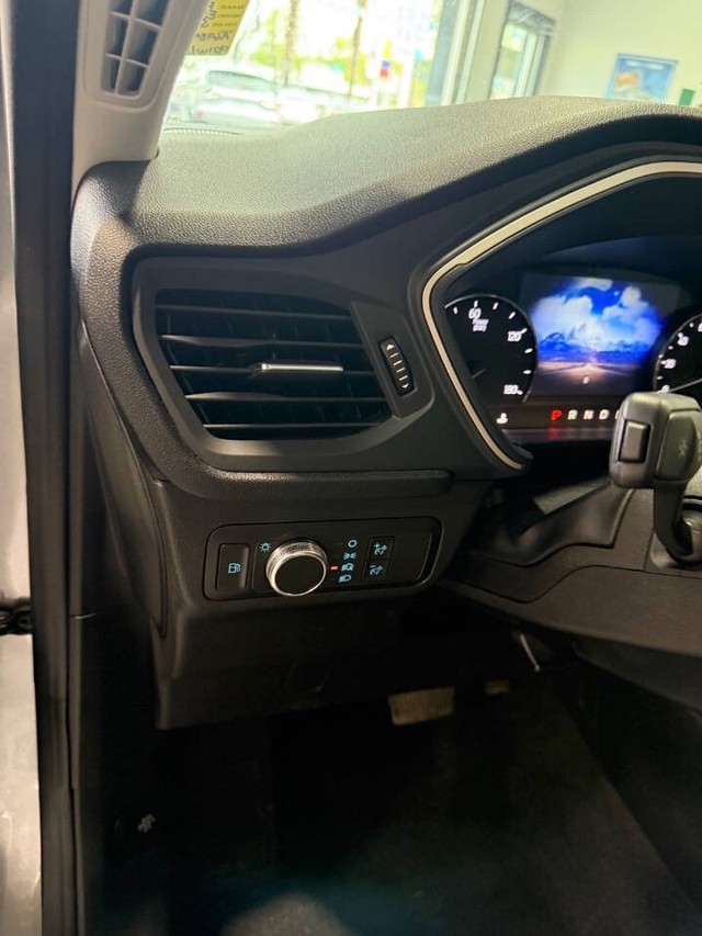 Ford Escape Vehicle Full-screen Gallery Image 46