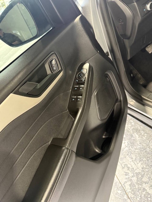 Ford Escape Vehicle Full-screen Gallery Image 47