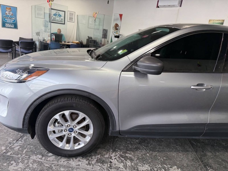 Ford Escape Vehicle Full-screen Gallery Image 12