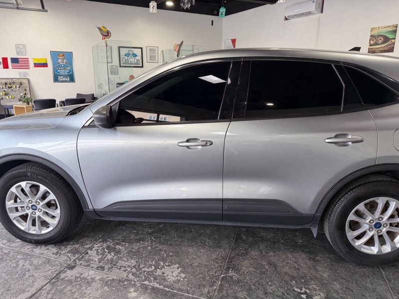 Ford Escape Vehicle Full-screen Gallery Image 13