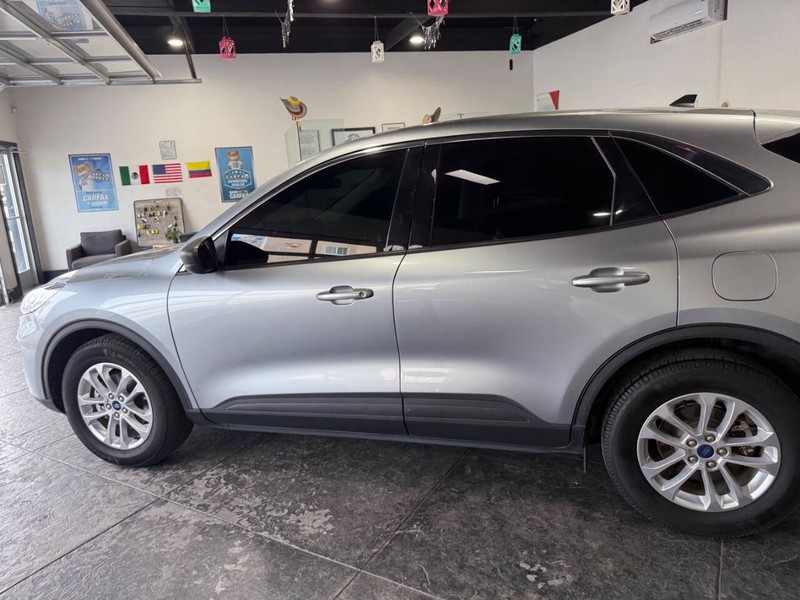 Ford Escape Vehicle Full-screen Gallery Image 15