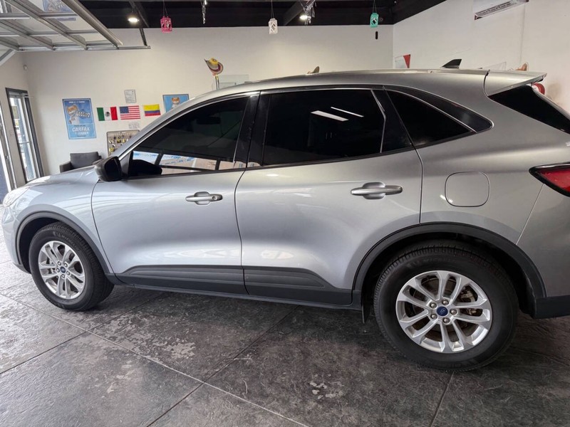 Ford Escape Vehicle Full-screen Gallery Image 16