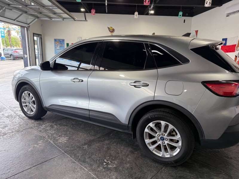 Ford Escape Vehicle Full-screen Gallery Image 18