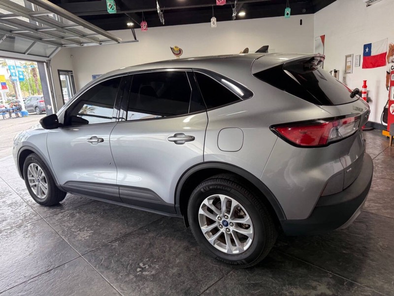 Ford Escape Vehicle Full-screen Gallery Image 19
