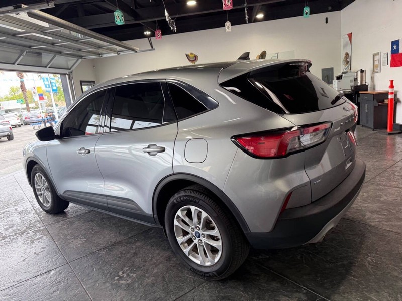 Ford Escape Vehicle Full-screen Gallery Image 20