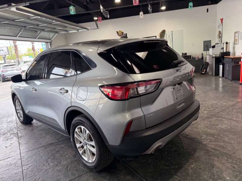 Ford Escape Vehicle Full-screen Gallery Image 21