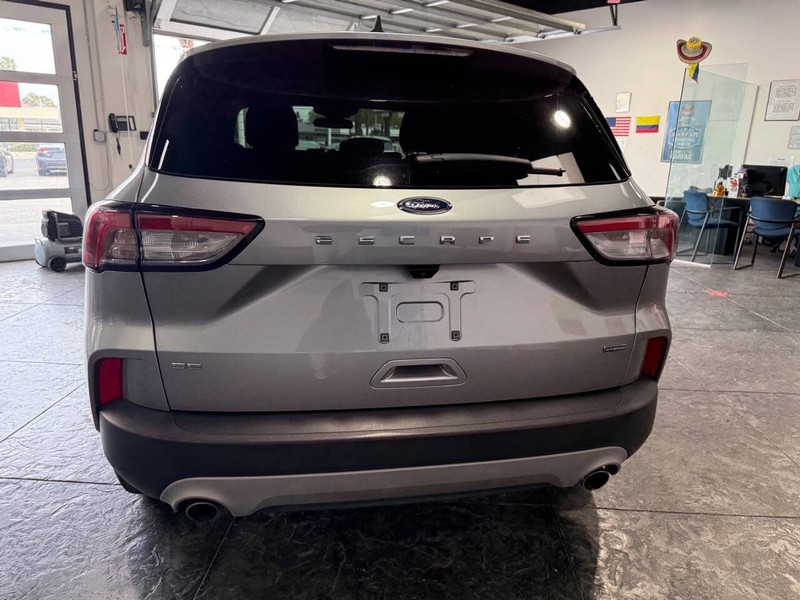 Ford Escape Vehicle Full-screen Gallery Image 22