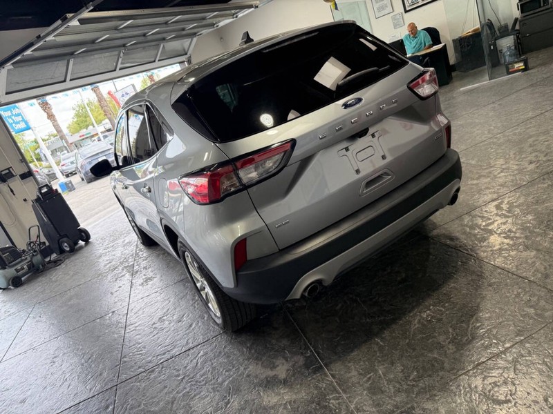 Ford Escape Vehicle Full-screen Gallery Image 24